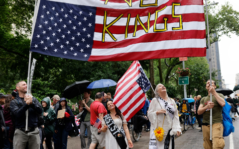 «No Kings» (Keine Könige) war das übergreifende Motto der Proteste.  - Foto: Stefan Jeremiah/AP/dpa