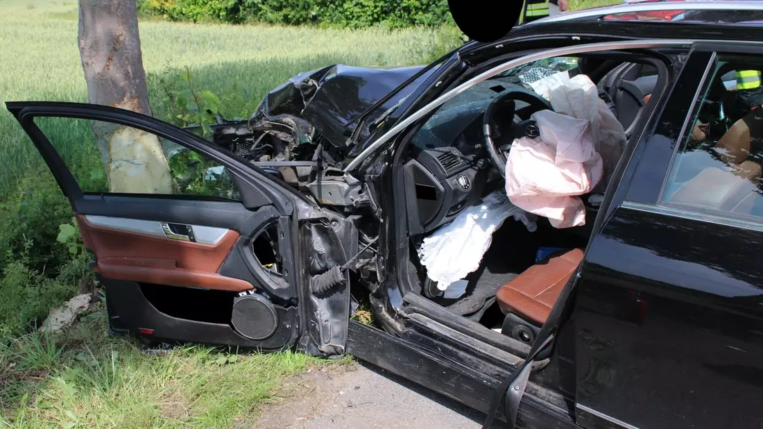 POL-MI: Verkehrsunfall mit zwei verletzten Personen - Fahrzeug prallt gegen Baum - Bild: presseportal.de
