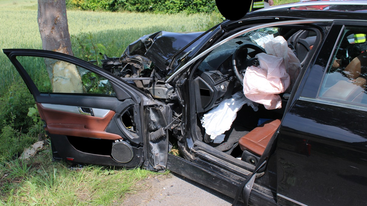POL-MI: Verkehrsunfall mit zwei verletzten Personen - Fahrzeug prallt gegen Baum - Foto: presseportal.de
