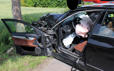 POL-MI: Verkehrsunfall mit zwei verletzten Personen - Fahrzeug prallt gegen Baum - Foto: presseportal.de