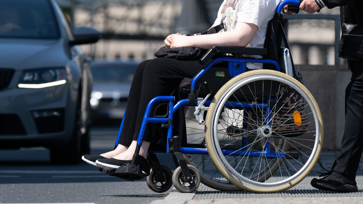 Öffentliche Gebäude sind häufig mit Informationen in Brailleschrift ausgestattet - wie hier in Dresden. - Foto: Sebastian Kahnert/dpa