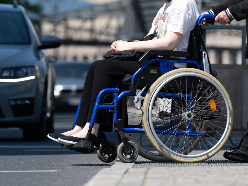 Öffentliche Gebäude sind häufig mit Informationen in Brailleschrift ausgestattet - wie hier in Dresden. - Foto: Sebastian Kahnert/dpa
