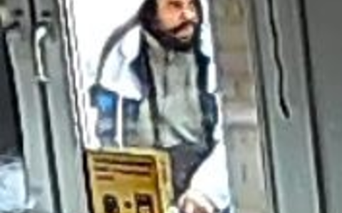 POL-SL: Nach versuchtem Tötungsdelikt und besonders schwerer Brandstiftung in Saarlouis / Polizei fahndet nach zwei unbekannten Tatverdächtigen - Foto: presseportal.de POL-SL: Nach versuchtem Tötungsdelikt und besonders schwerer Brandstiftung in Saarlouis / Polizei fahndet nach zwei unbekannten Tatverdächtigen - Foto: presseportal.de