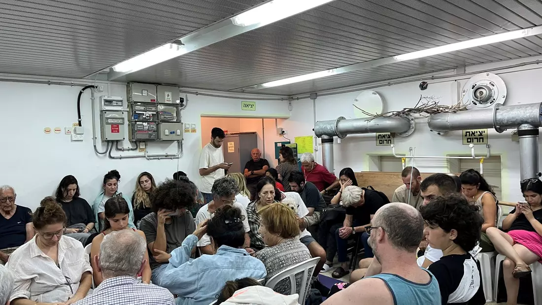 Während der Iran Raketen auf Israel abfeuert, suchen die Menschen in Tel Aviv Schutz in einem Bunker. - Bild: Sara Lemel/dpa