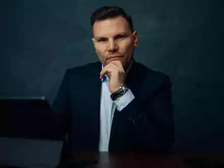 Heilmittelwerbegesetz erklärt: Dominik von Falkenhausen von ScaleBeauty über rechtssicheres Marketing für Schönheitskliniken und Praxen der ästhetischen Medizin - Foto: presseportal.de
