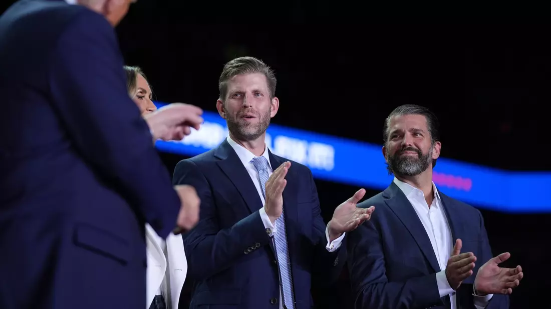 Unter dem Namen «Trump Mobile» sollen ein eigener Handyvertrag und ein Smartphone namens «T1» auf den Markt kommen. (Archivbild) - Bild: Evan Vucci/AP/dpa