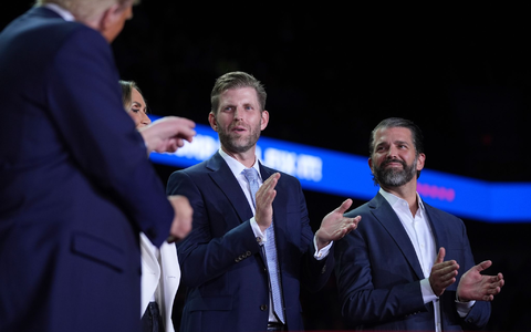 Unter dem Namen «Trump Mobile» sollen ein eigener Handyvertrag und ein Smartphone namens «T1» auf den Markt kommen. (Archivbild) - Foto: Evan Vucci/AP/dpa