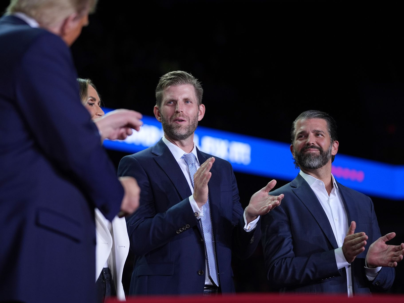 Unter dem Namen «Trump Mobile» sollen ein eigener Handyvertrag und ein Smartphone namens «T1» auf den Markt kommen. (Archivbild) - Foto: Evan Vucci/AP/dpa
