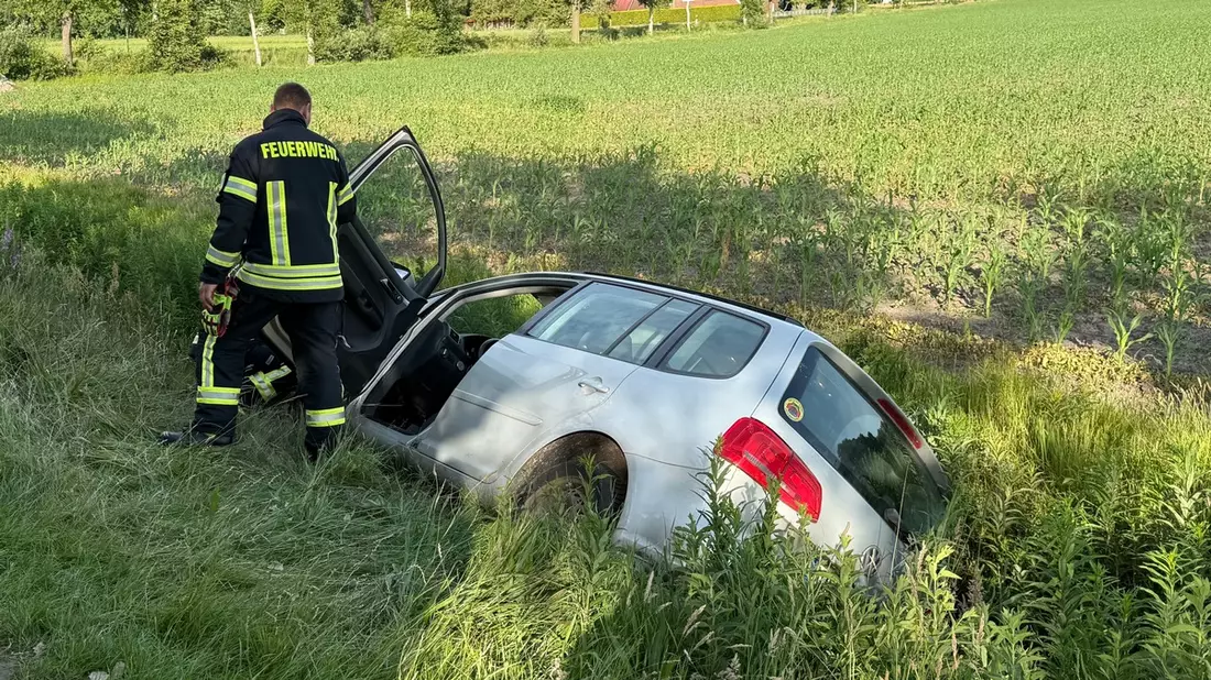 FW-AUR: Fahrzeug in Graben geraten - Bild: presseportal.de