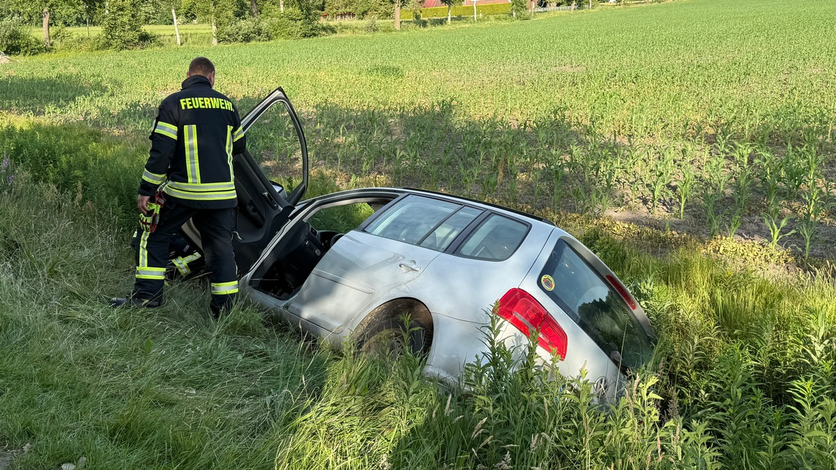 FW-AUR: Fahrzeug in Graben geraten - Foto: presseportal.de