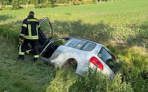 FW-AUR: Fahrzeug in Graben geraten - Foto: presseportal.de