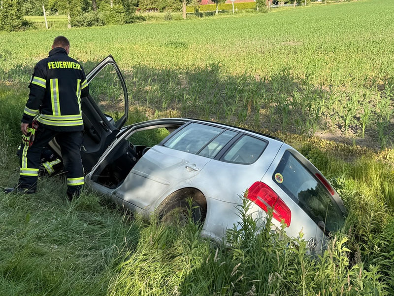 FW-AUR: Fahrzeug in Graben geraten - Foto: presseportal.de