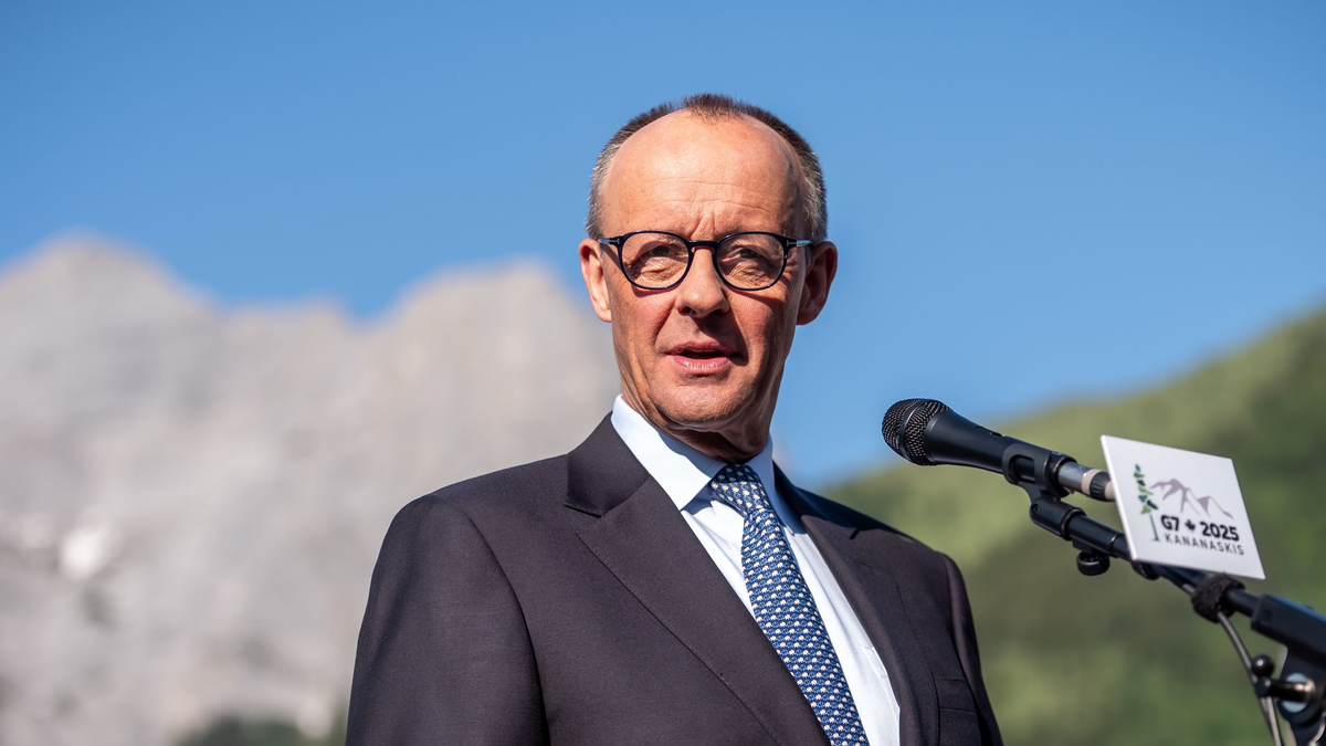 Am Rande des G7-Gipfels gab es zahlreiche Gespräche im kleinen Kreis, auch zwischen EU-Kommissionspräsidentin Ursula von der Leyen und US-Präsident Donald Trump. - Foto: Michael Kappeler/dpa-Pool/dpa