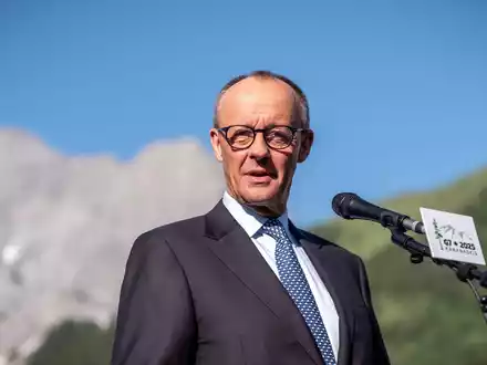 Seine G7-Kollegen, die eine gemeinsame Linie zum neuen Krieg in Nahost abstimmen wollten, lässt Trump kurzerhand zurück. - Foto: Michael Kappeler/dpa-Pool/dpa