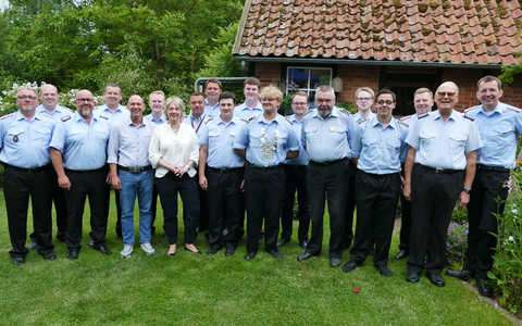 FW Südheide: Sommerfest der Freiwilligen Feuerwehr Beckedorf Wolfgang Bernhardt für 50-jährige Mitgliedschaft in der Freiwilligen Feuerwehr geehrt - Foto: presseportal.de