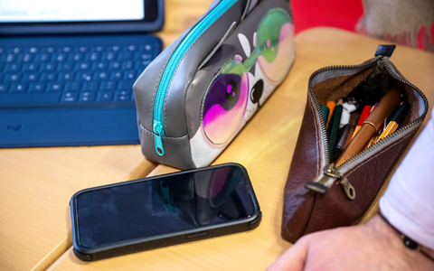 Italien verbietet Handys jetzt auch in den oberen Klassen. (Symbolbild) - Foto: Sina Schuldt/dpa