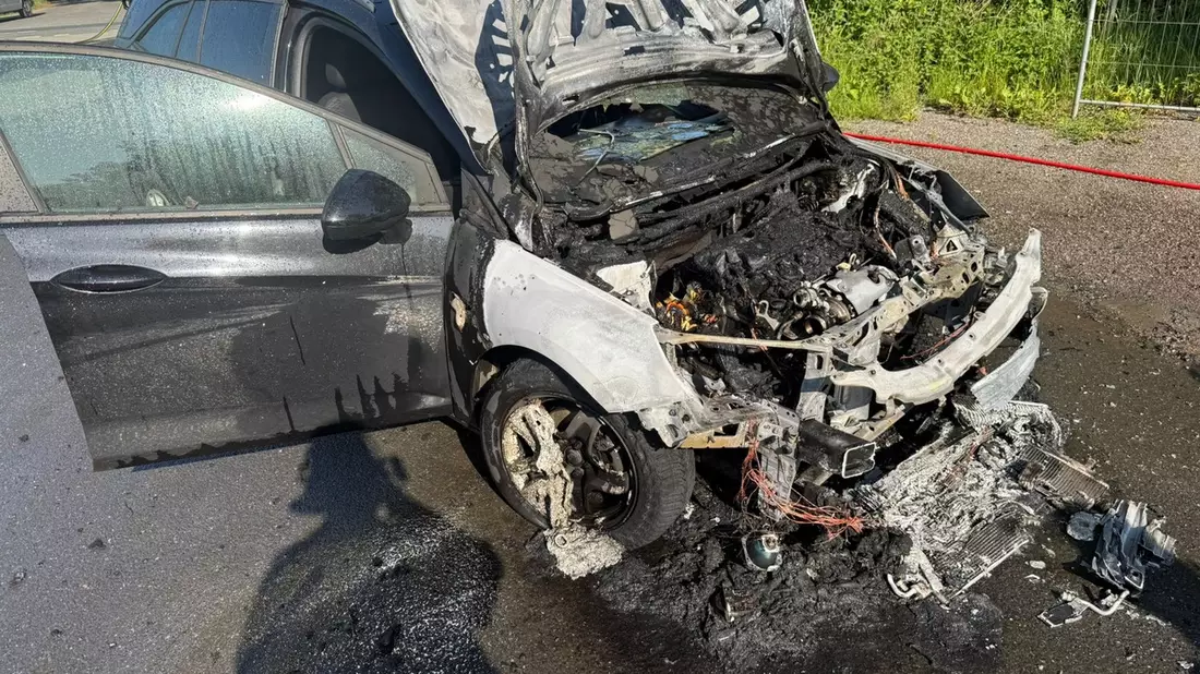 FFW Schiffdorf: Pkw fängt während der Fahrt Feuer im Motorraum - Bild: presseportal.de