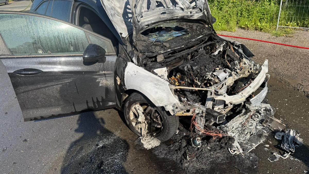 FFW Schiffdorf: Pkw fängt während der Fahrt Feuer im Motorraum - Foto: presseportal.de