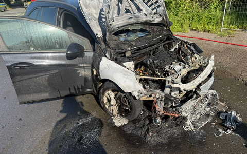 FFW Schiffdorf: Pkw fängt während der Fahrt Feuer im Motorraum - Foto: presseportal.de