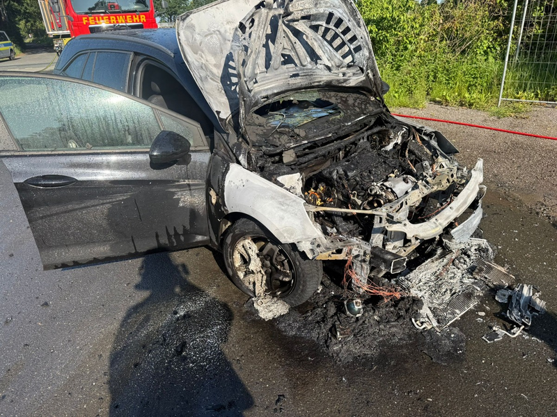 FFW Schiffdorf: Pkw fängt während der Fahrt Feuer im Motorraum - Foto: presseportal.de