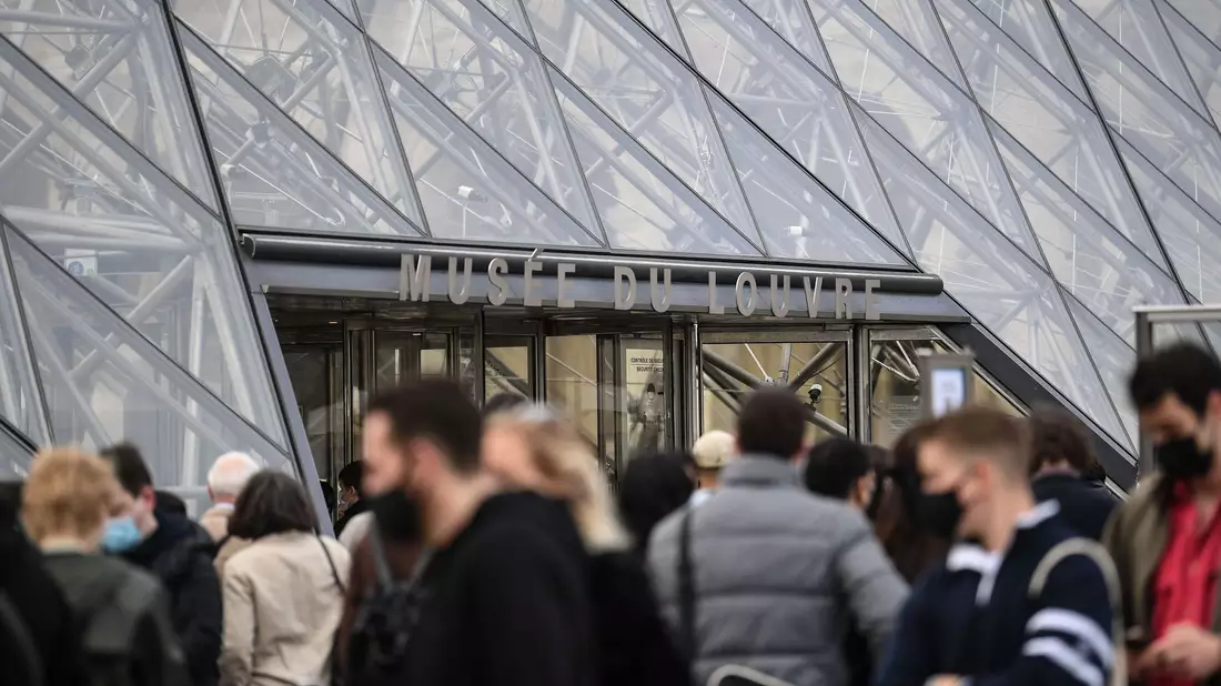 Louvre-Personal kann nicht mehr - bis zu 20.000 Besucher drängen sich täglich allein vor der weltberühmten «Mona Lisa» von Leonardo da Vinci. - Bild: Alain Jocard/AFP/dpa