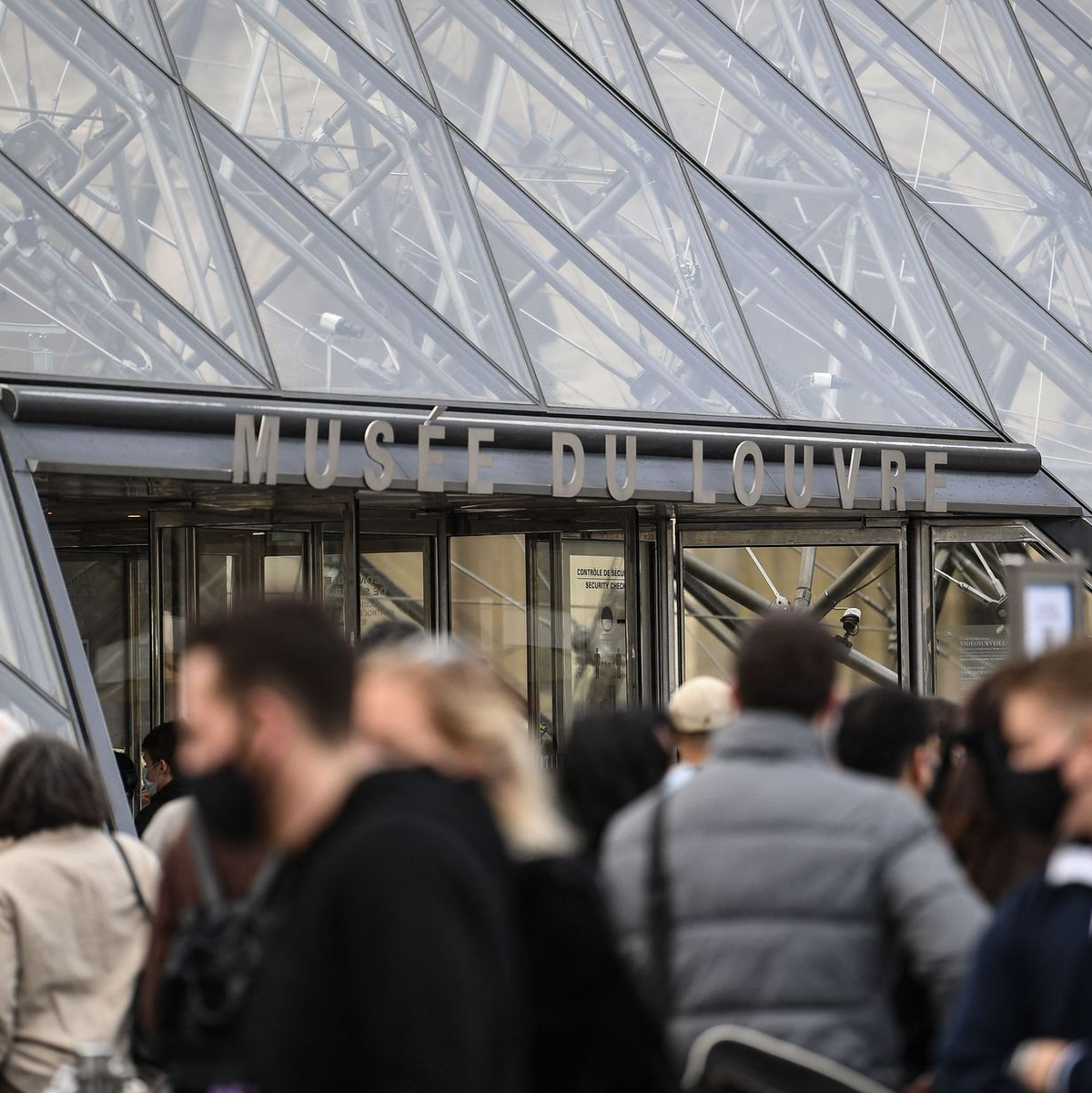 Louvre-Personal kann nicht mehr - bis zu 20.000 Besucher drängen sich täglich allein vor der weltberühmten «Mona Lisa» von Leonardo da Vinci. - Foto: Alain Jocard/AFP/dpa