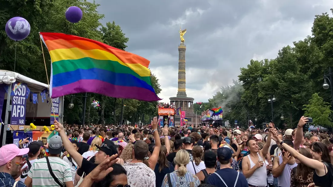 Der Christopher Street Day ist in Berlin ein Großevent - diesmal ohne das Regenbogennetzwerk der Bundestagsverwaltung. (Archivbild) - Bild: Anna Ross/dpa