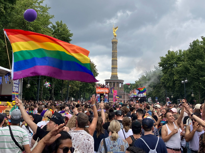 Der Christopher Street Day ist in Berlin ein Großevent - diesmal ohne das Regenbogennetzwerk der Bundestagsverwaltung. (Archivbild) - Foto: Anna Ross/dpa