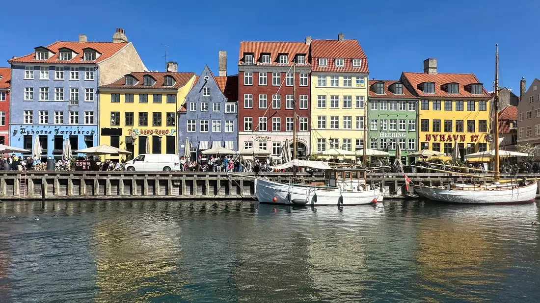 Passanten am Nyhavn in Kopenhagen. (Archivbild) - Bild: Steffen Trumpf/dpa/dpa-tmn