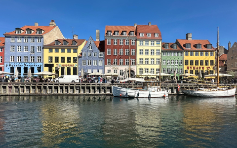 Passanten am Nyhavn in Kopenhagen. (Archivbild) - Foto: Steffen Trumpf/dpa/dpa-tmn