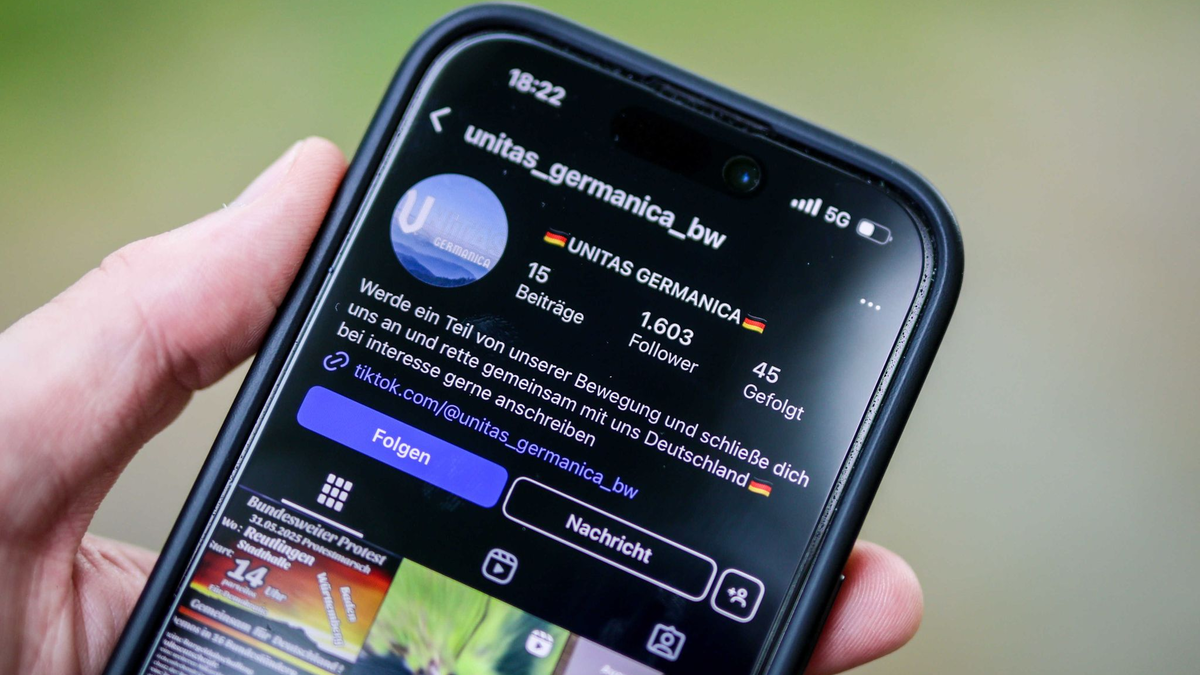 Die Gruppen vernetzen sich in sozialen Medien auch untereinander. - Foto: Christoph Schmidt/dpa