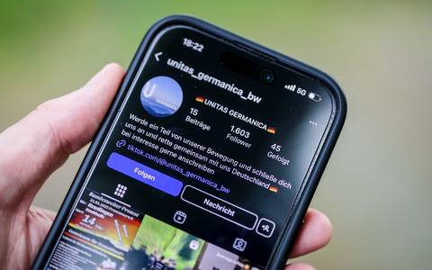 Die Gruppen vernetzen sich in sozialen Medien auch untereinander. - Foto: Christoph Schmidt/dpa