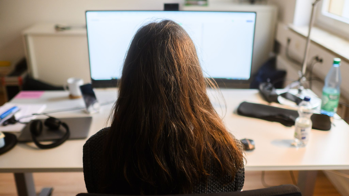 Am Arbeitsplatz sind nach einer neuen Umfrage Jobsicherheit und gutes Gehalt für viele Menschen weit wichtiger als Zusatzleistungen der Firma oder die Sinnhaftigkeit der Arbeit. (Symbolbild) - Foto: Julian Stratenschulte/dpa