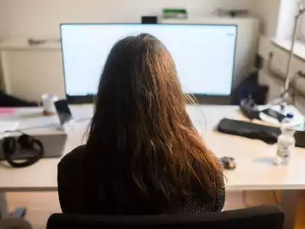 Am Arbeitsplatz sind nach einer neuen Umfrage Jobsicherheit und gutes Gehalt für viele Menschen weit wichtiger als Zusatzleistungen der Firma oder die Sinnhaftigkeit der Arbeit. (Symbolbild) - Foto: Julian Stratenschulte/dpa