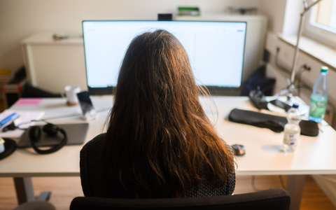 Am Arbeitsplatz sind nach einer neuen Umfrage Jobsicherheit und gutes Gehalt für viele Menschen weit wichtiger als Zusatzleistungen der Firma oder die Sinnhaftigkeit der Arbeit. (Symbolbild) - Foto: Julian Stratenschulte/dpa