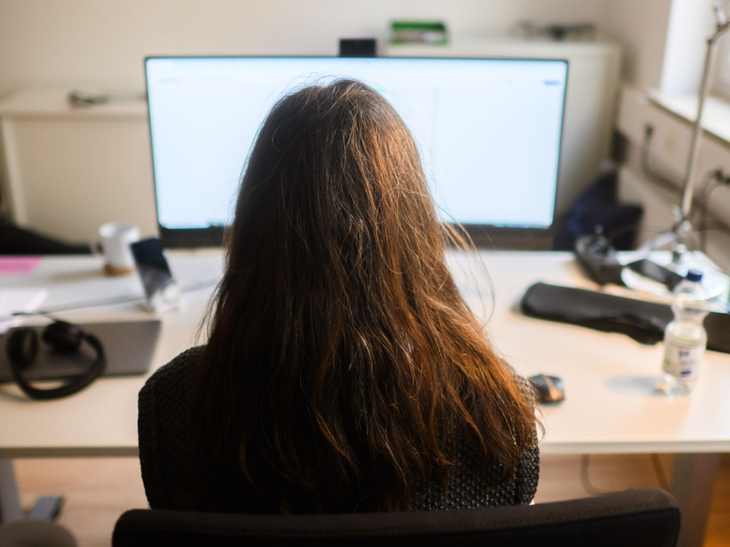 Am Arbeitsplatz sind nach einer neuen Umfrage Jobsicherheit und gutes Gehalt für viele Menschen weit wichtiger als Zusatzleistungen der Firma oder die Sinnhaftigkeit der Arbeit. (Symbolbild) - Foto: Julian Stratenschulte/dpa