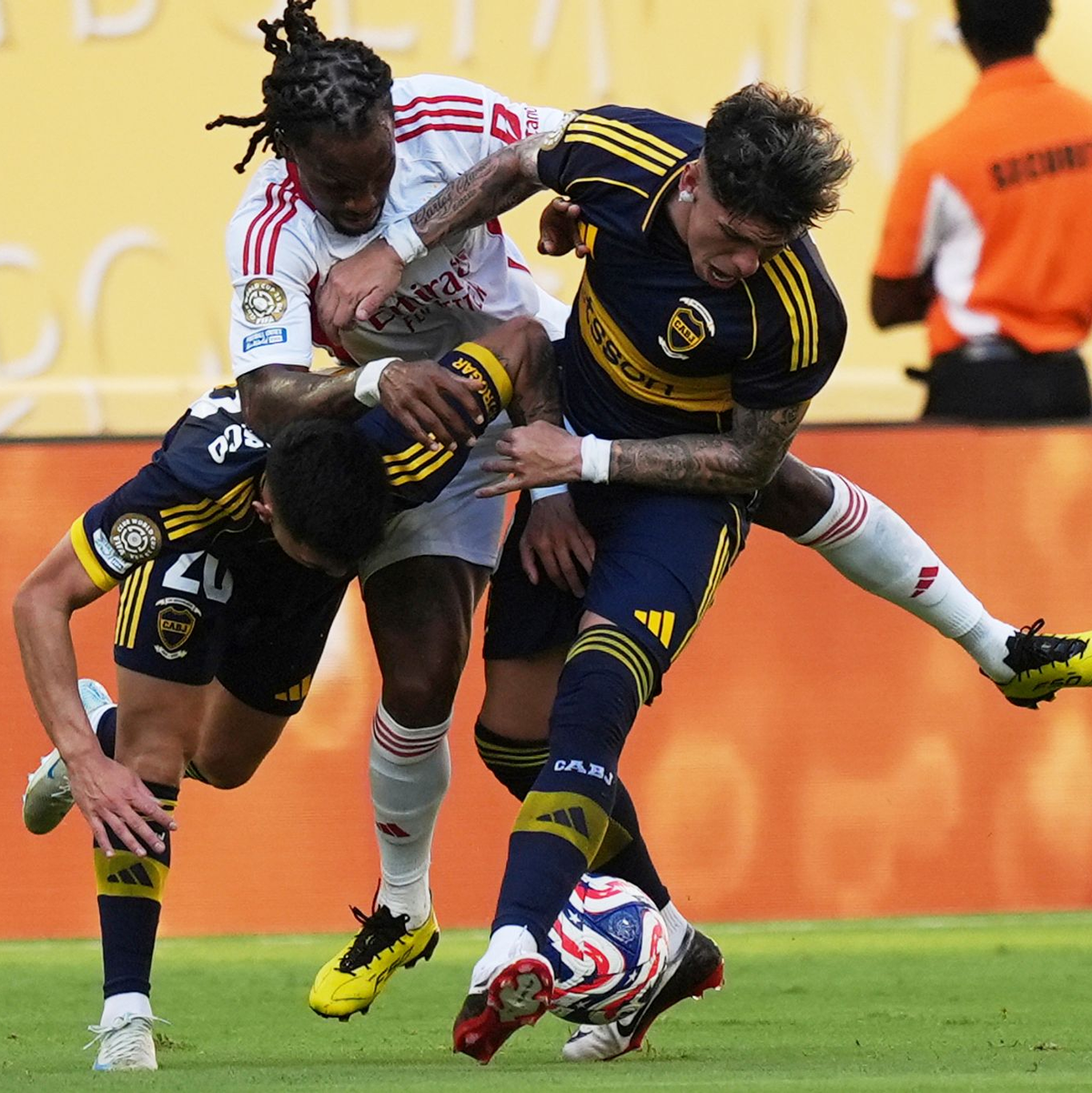 Es ging rustikal zur Sache zwischen Boca und Benfica. Hier kämpft der frühere Bayern-Profi Renato Sanches (M) von Lissabon mit Carlos Palacios (r) und Alan Velasco um den Ball. - Foto: Rebecca Blackwell/AP/dpa