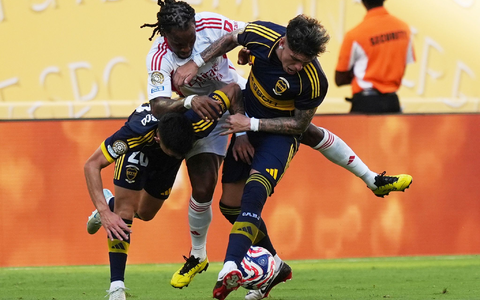 Es ging rustikal zur Sache zwischen Boca und Benfica. Hier kämpft der frühere Bayern-Profi Renato Sanches (M) von Lissabon mit Carlos Palacios (r) und Alan Velasco um den Ball. - Foto: Rebecca Blackwell/AP/dpa Es ging rustikal zur Sache zwischen Boca und Benfica. Hier kämpft der frühere Bayern-Profi Renato Sanches (M) von Lissabon mit Carlos Palacios (r) und Alan Velasco um den Ball. - Foto: Rebecca Blackwell/AP/dpa