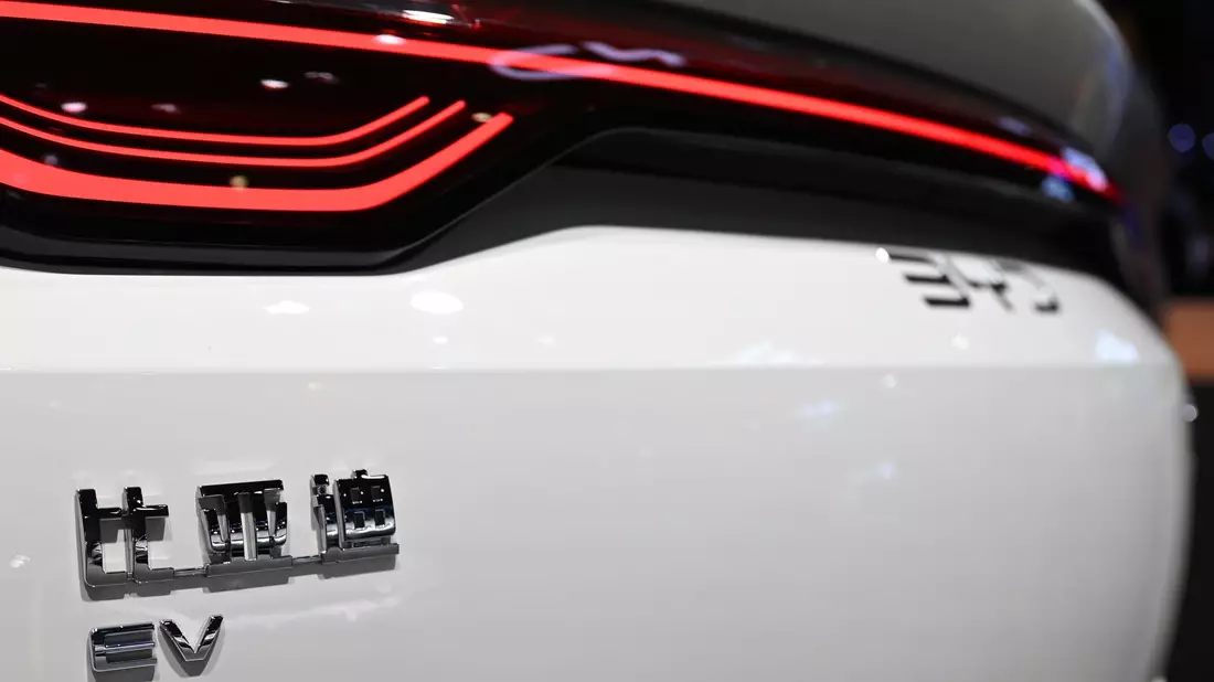 BYD aus China verkaufte 2024 erstmals mehr E-Autos als der bisherige Marktführer Tesla. (Archivfoto) - Bild: Johannes Neudecker/dpa