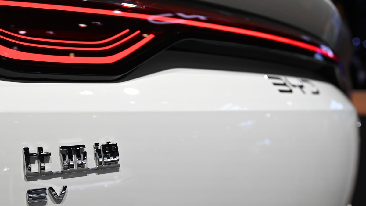 BYD aus China verkaufte 2024 erstmals mehr E-Autos als der bisherige Marktführer Tesla. (Archivfoto) - Foto: Johannes Neudecker/dpa