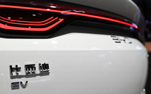 BYD aus China verkaufte 2024 erstmals mehr E-Autos als der bisherige Marktführer Tesla. (Archivfoto) - Foto: Johannes Neudecker/dpa