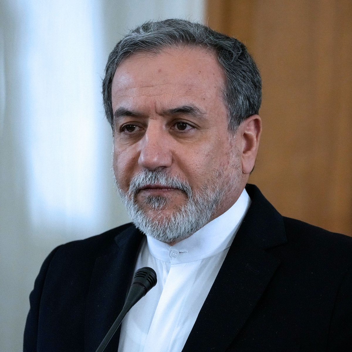 Der iranische Außenminister Abbas Araghtschi sieht den Schlüssel zur Beendigung des Krieges bei Trump. (Archivbild) - Foto: Vahid Salemi/AP/dpa