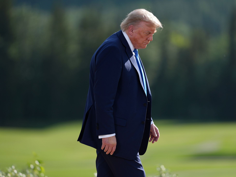 2025 war Kanadas Premierminister Mark Carney (Mitte) Gastgeber des G7-Gipfels, in diesem Jahr wird Frankreichs Präsident Emmanuel Macron (l) US-Präsident Donald Trump (r) und die anderen G7-Chefs empfangen. (Archivbild) - Foto: Darryl Dyck/The Canadian Press/AP/dpa