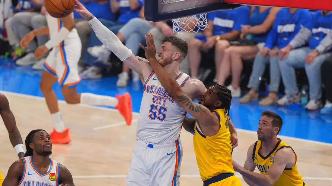 Jalen Williams (l) hatte einen ganz großen Abend beim Sieg für OKC. - Bild: Kyle Phillips/AP/dpa