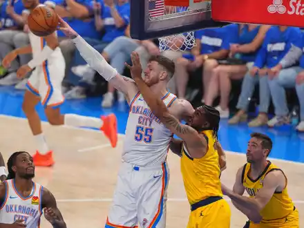 Jalen Williams (l) hatte einen ganz großen Abend beim Sieg für OKC. - Foto: Kyle Phillips/AP/dpa