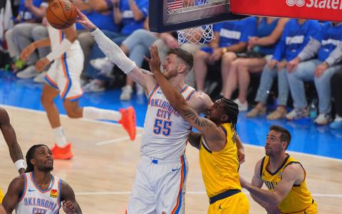 Jalen Williams (l) hatte einen ganz großen Abend beim Sieg für OKC. - Foto: Kyle Phillips/AP/dpa