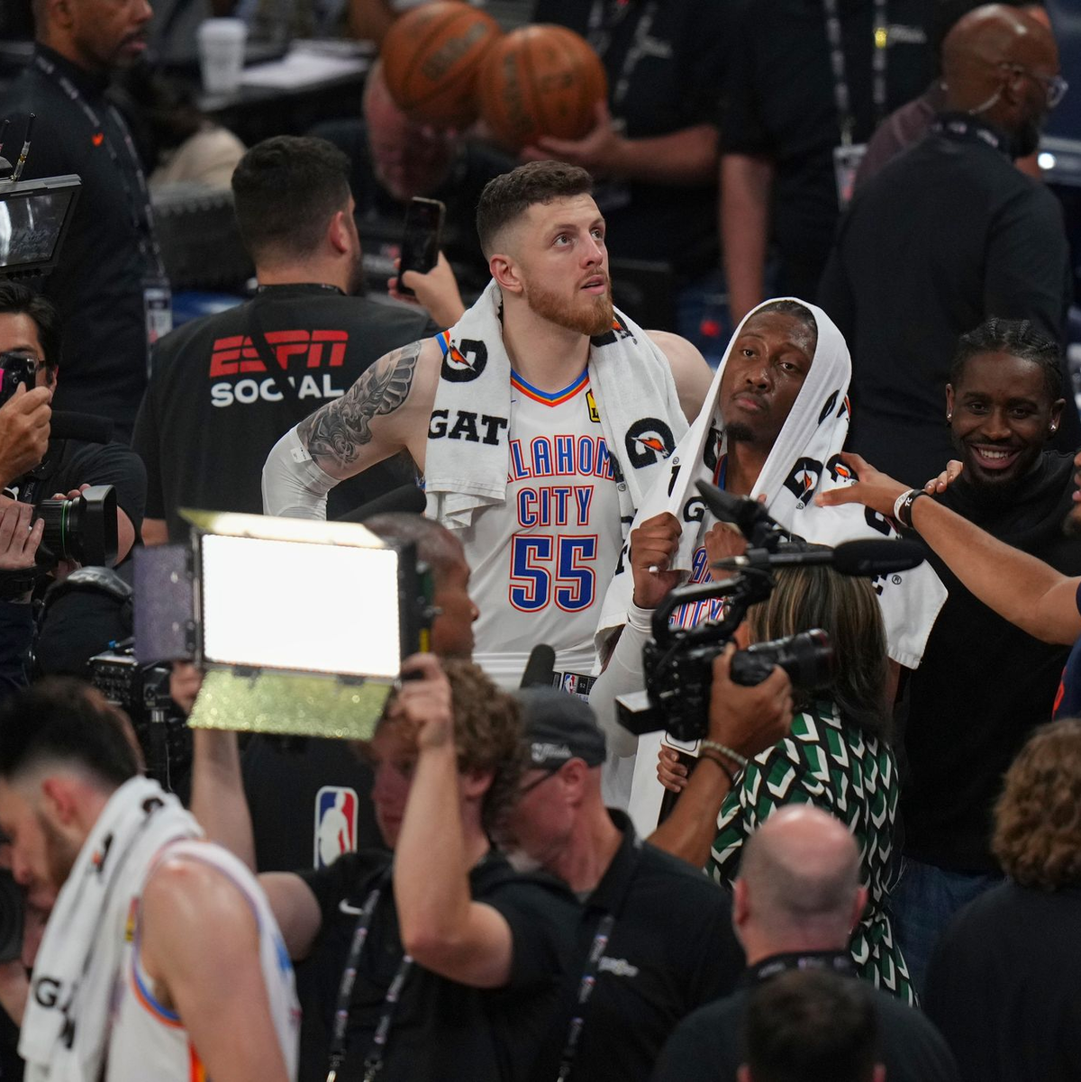 Pascal Siakam (links) und Alex Caruso sind die beiden einzigen Spieler, die schon mal NBA-Champion waren. - Foto: Nate Billings/AP/dpa