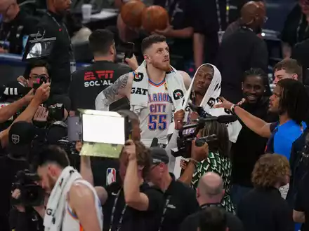 Der Moment, der für Stille in der Arena sorgte: Haliburton rutscht weg und schreit sofort vor Schmerzen. - Foto: Nate Billings/AP/dpa