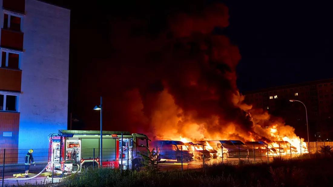 Fast 100 Einsatzkräfte sind bei der Brandbekämpfung zum Einsatz gekommen.  - Bild: Michael Ukas/dpa
