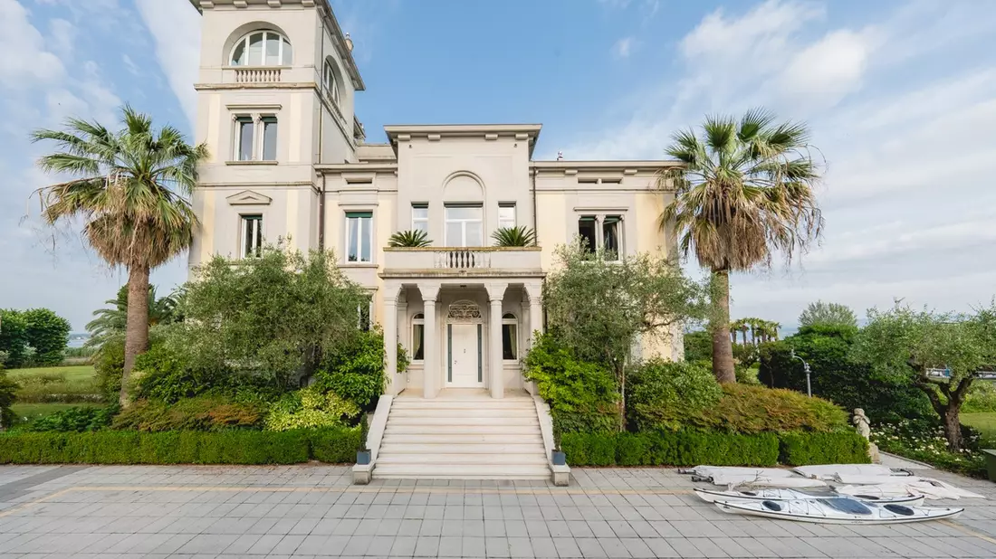 Signa Holding verwertet Inventar der Liegenschaft „Villa Ansaldi“ am Gardasee – Auktion bis 14. Juli - Bild: presseportal.de
